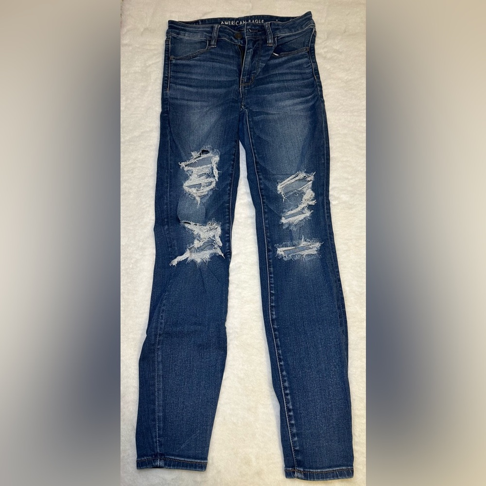 American Eagle ripped jeans. Size 6 US.